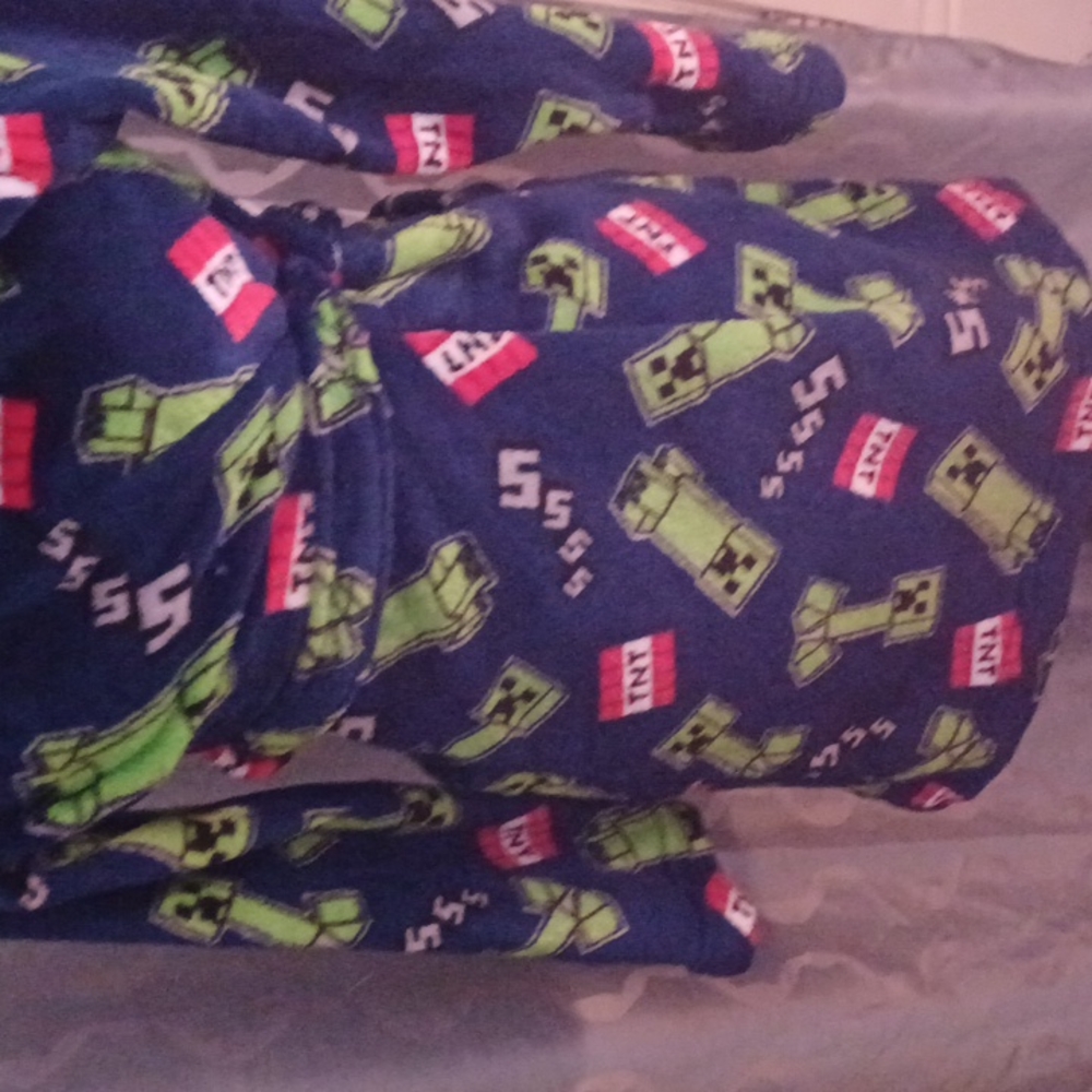 Minecraft TNT Creeper Robe & Cap - Picture 8 of 8